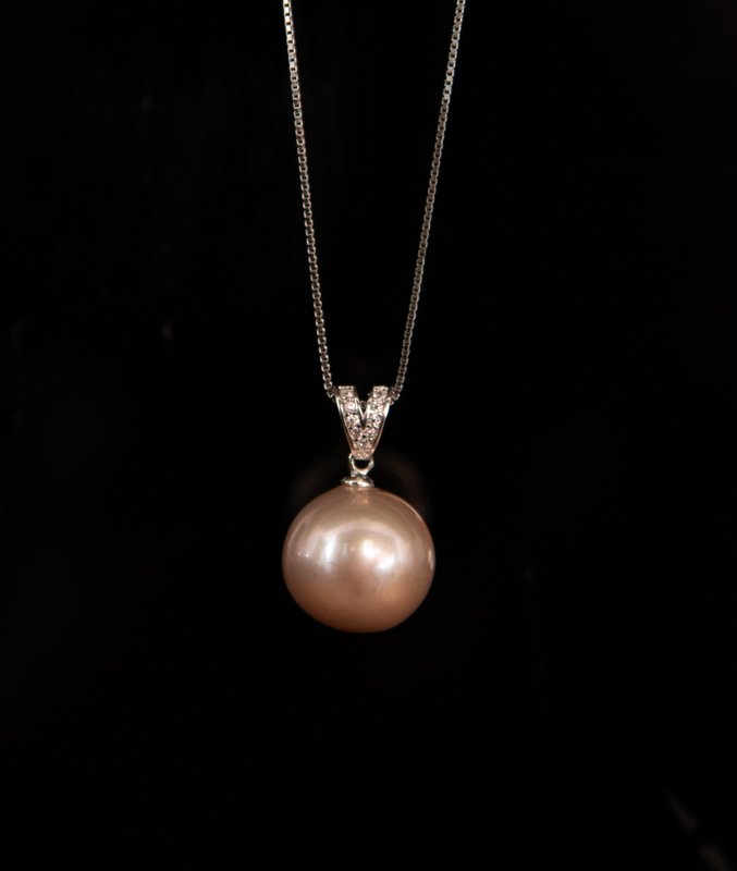 Ivory Pearl Pendant with crystal V-Bale