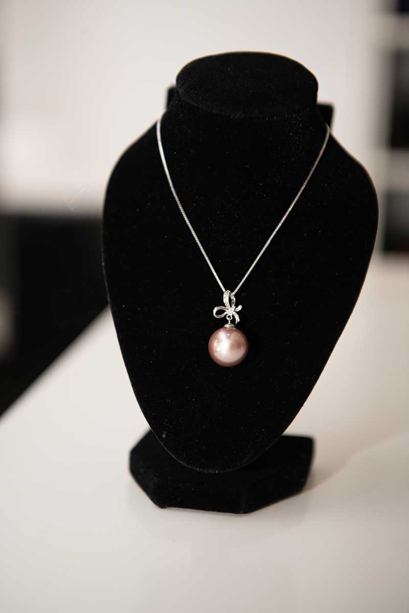 Small Bow Ivory Pearl Pendant